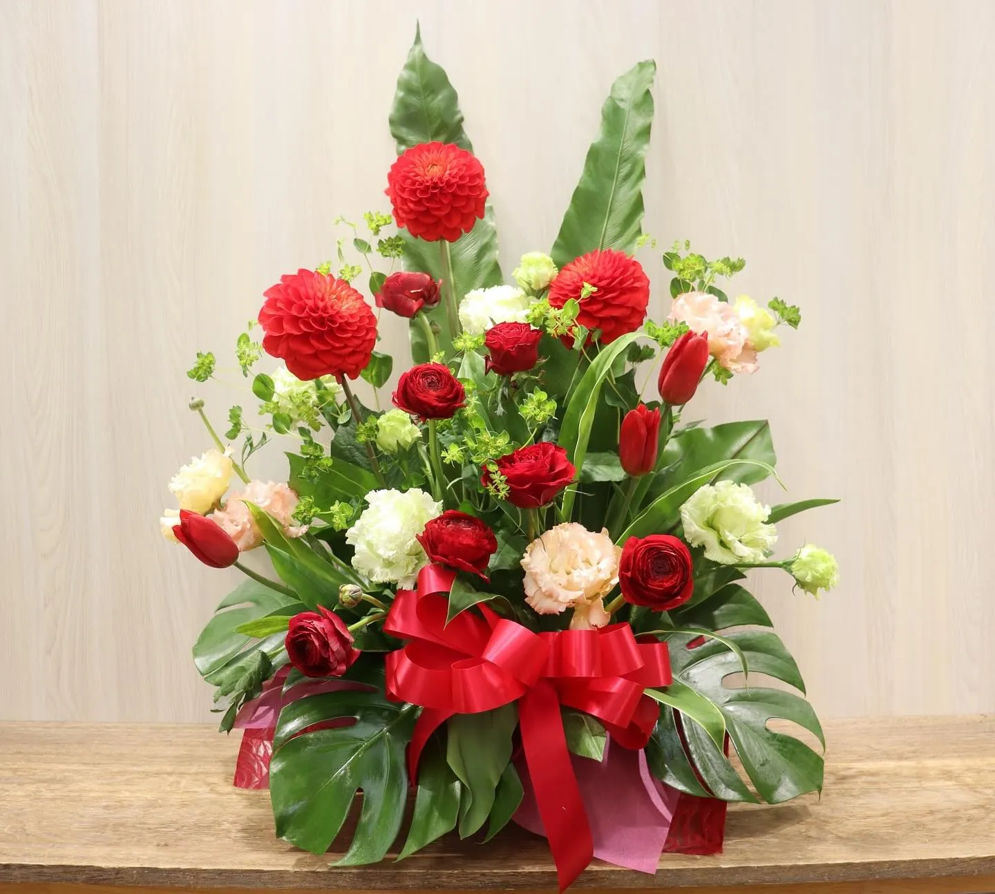 社長就任祝いの華やかな赤系アレンジ🌹