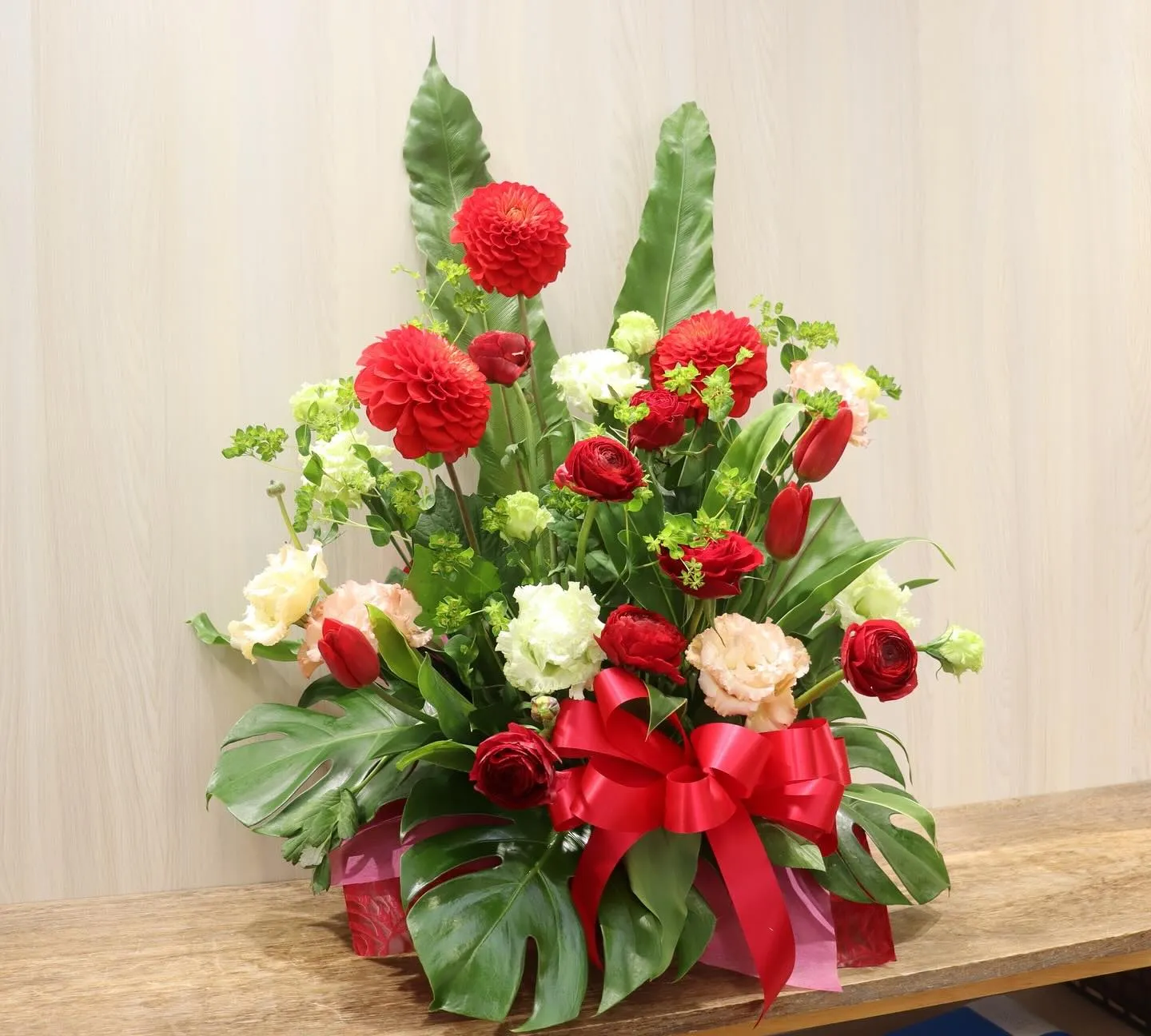 社長就任祝いの華やかな赤系アレンジ🌹