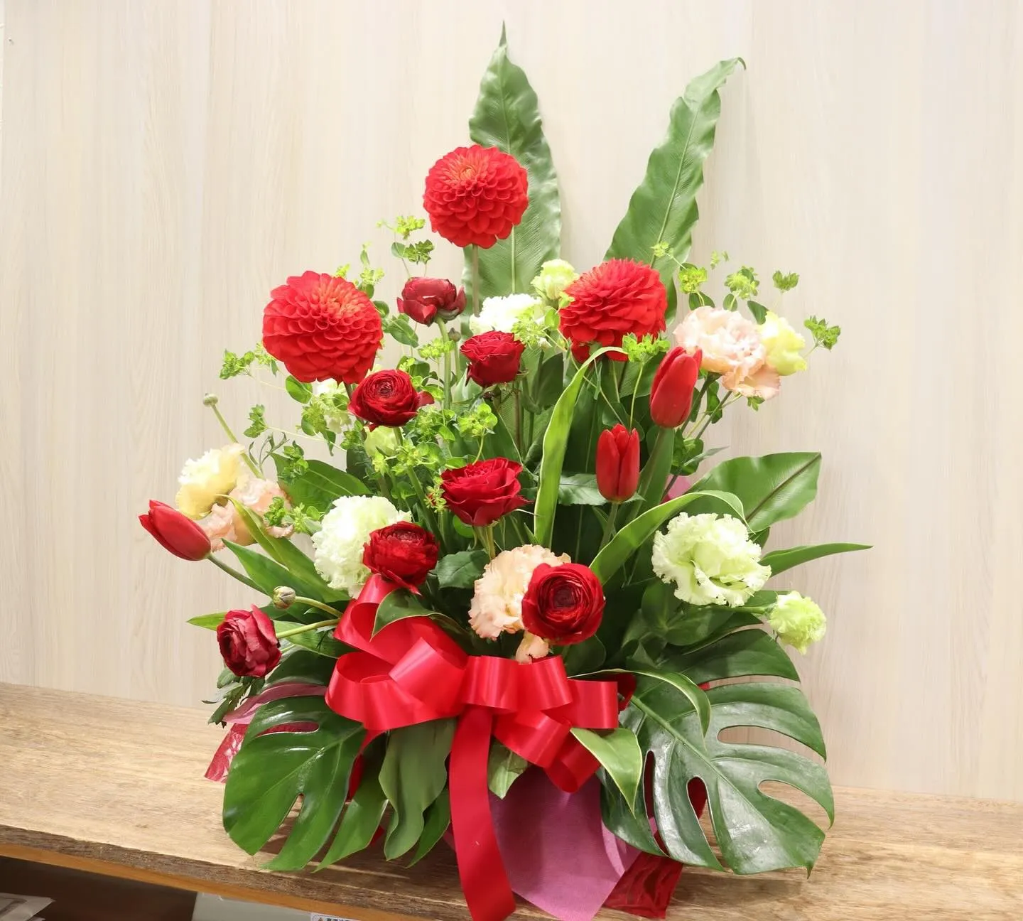 社長就任祝いの華やかな赤系アレンジ🌹