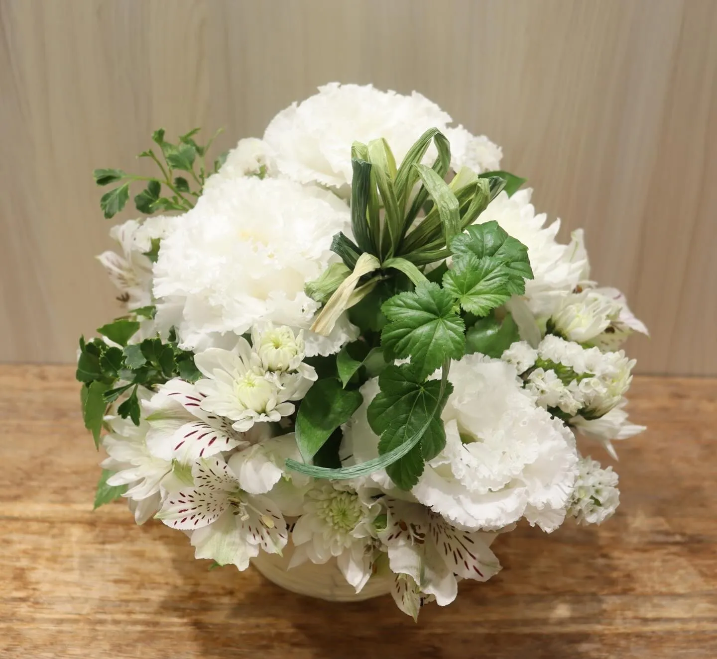 家族として過ごしてきた大切なペットに贈るお供えアレンジ😌