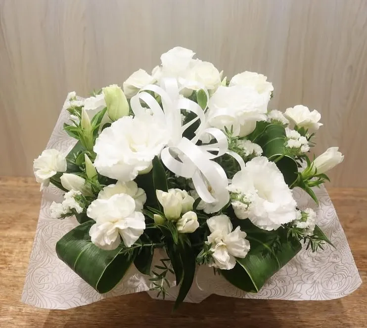 新盆（初盆）に適した白上がりのお供えアレンジのご紹介です😌