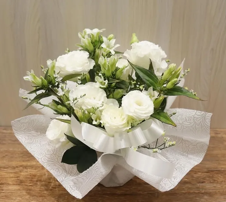 新盆（初盆）に適した白上がりのお供えアレンジのご紹介です😌