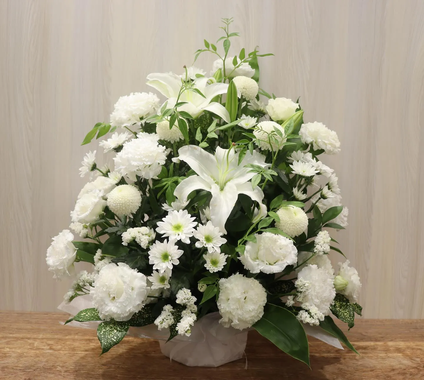 新盆（初盆）に適した白上がりのお供えアレンジのご紹介です😌