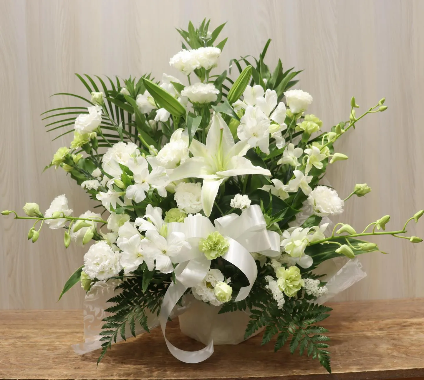 新盆（初盆）に適した白上がりのお供えアレンジのご紹介です😌