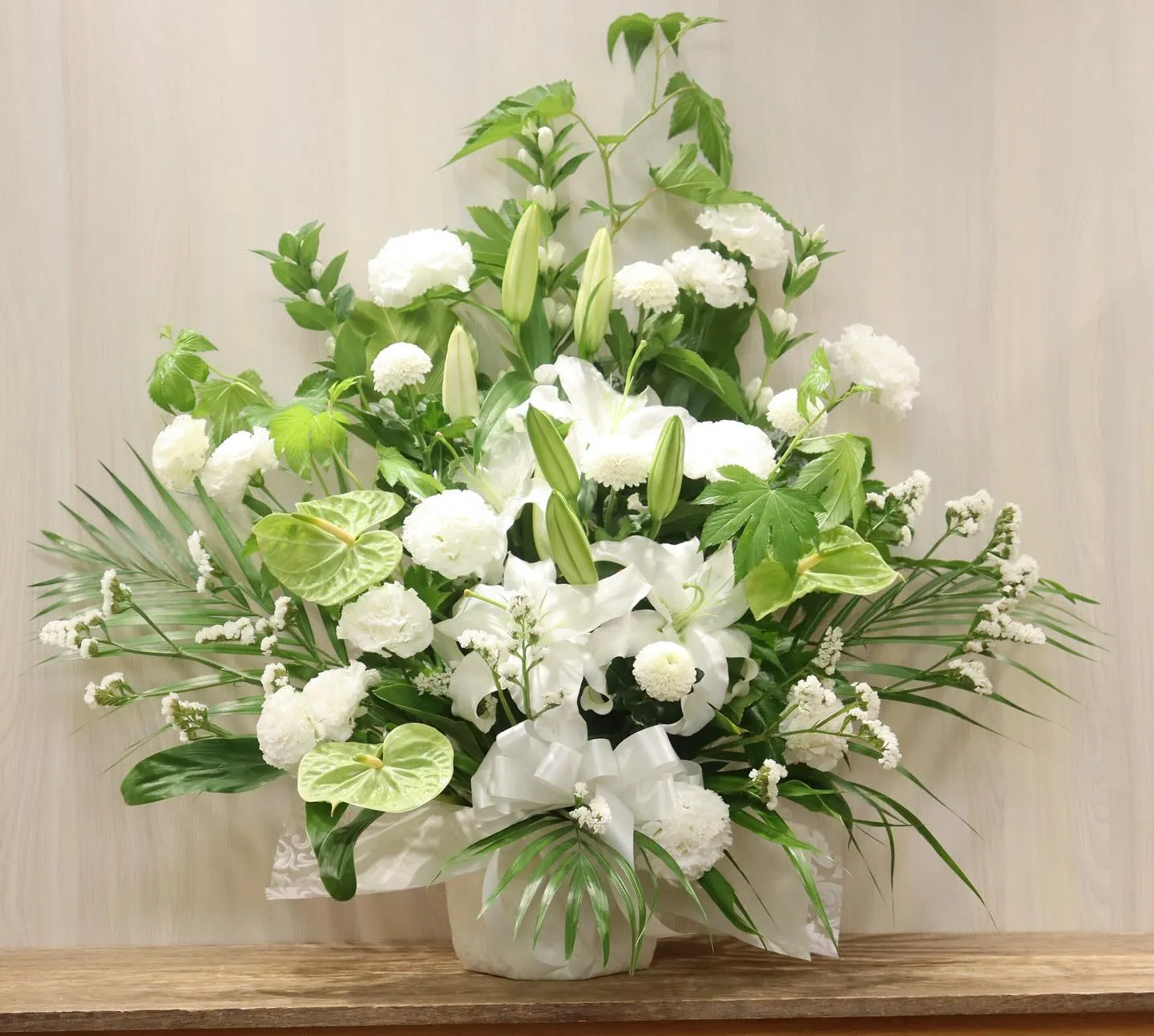 新盆（初盆）に適した白上がりのお供えアレンジのご紹介です😌