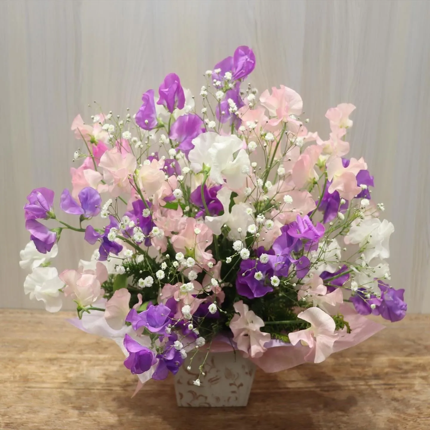 🏡置くだけで春の香り！スイートピーのアレンジメント🌸