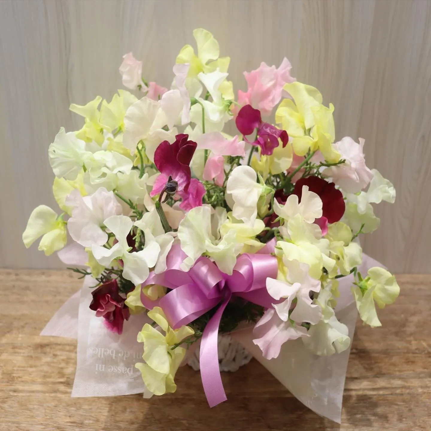 🏡置くだけで春の香り！スイートピーのアレンジメント🌸