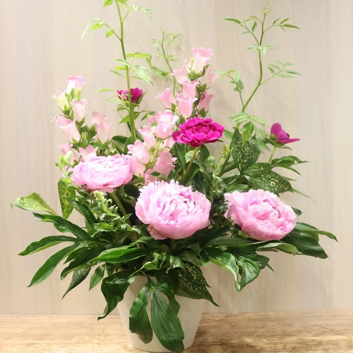 【定期装花🌿】三井のリハウスふじみ野店様へのお届けアレンジ✨