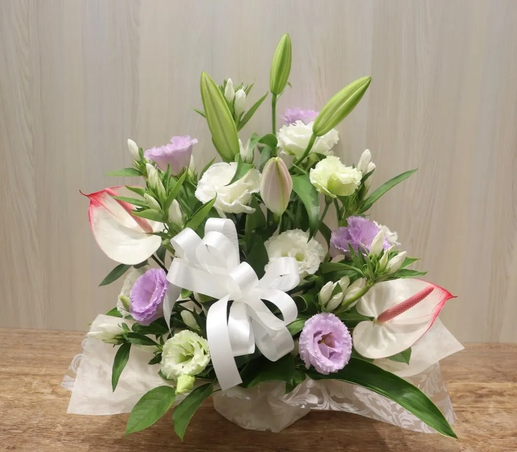【お盆のお花🌿】優しい色合いのお供えアレンジ&営業日のご案内