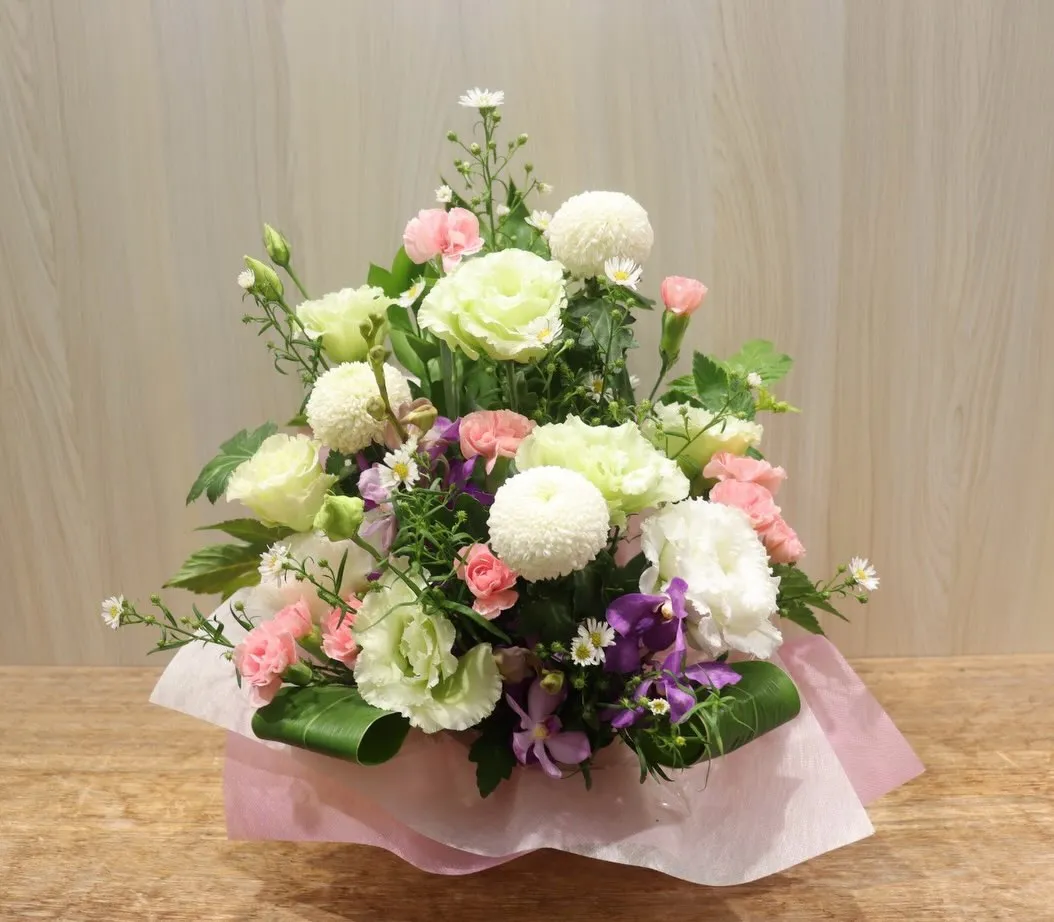 【お盆のお花🌿】優しい色合いのお供えアレンジ&営業日のご案内