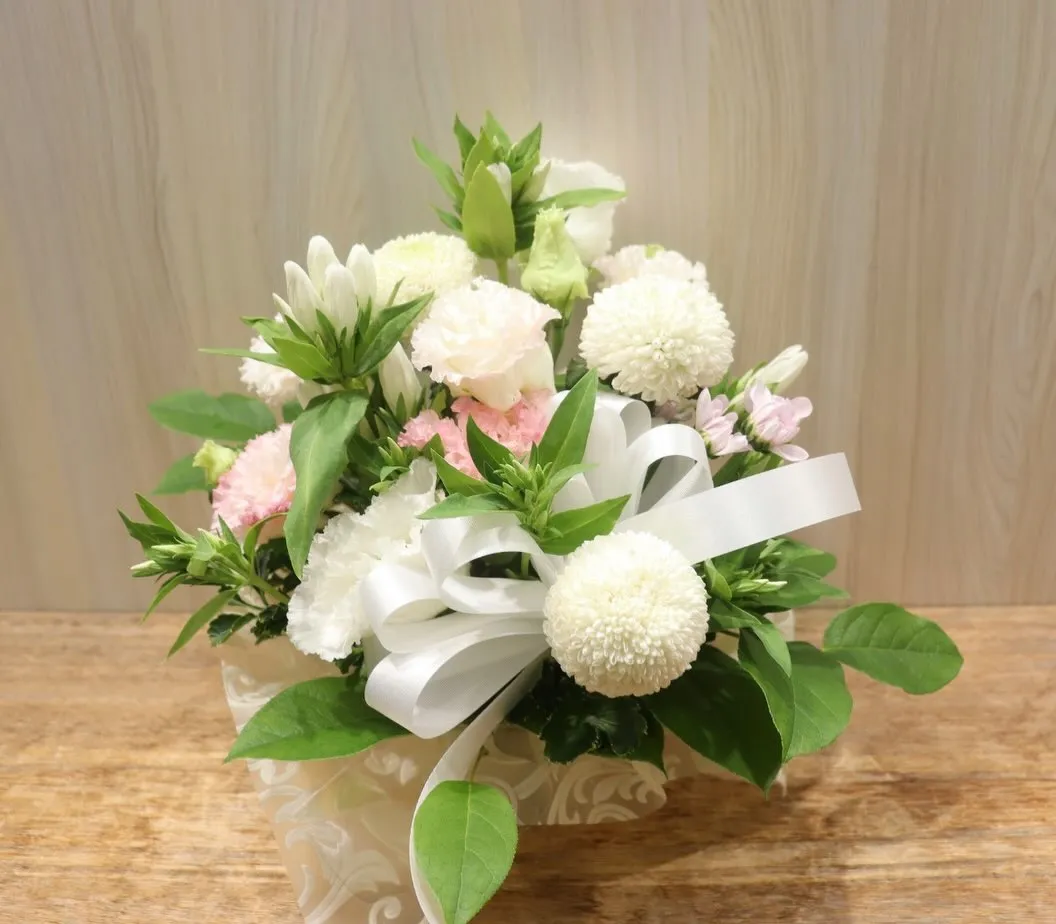 【お盆のお花🌿】優しい色合いのお供えアレンジ&営業日のご案内